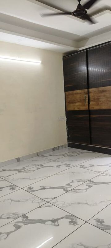 Room in 3 BHK Builder Floor at Surendra Avenue 69, Sector 69 – for Rent