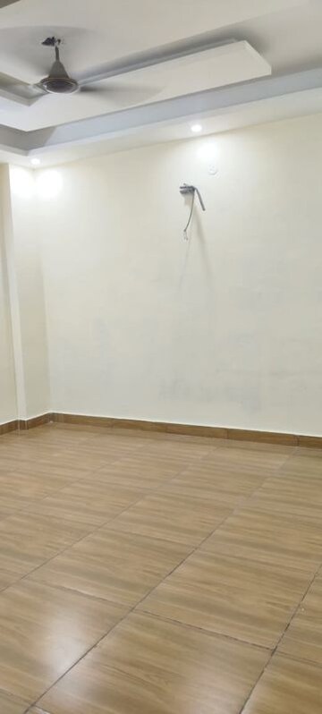 Room in 3 BHK Builder Floor at Surendra Avenue 69, Sector 69 – for Rent
