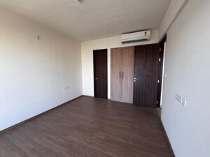 Room in 3 BHK Apartment at Indiabulls One Indiabulls, Pokhran Road No Two – for Rent
