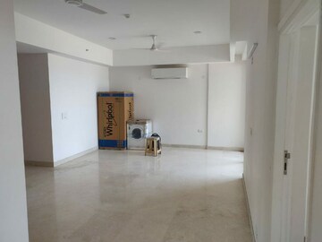 Room in 3 BHK Apartment at DLF The Primus, Sector 82a – for Rent