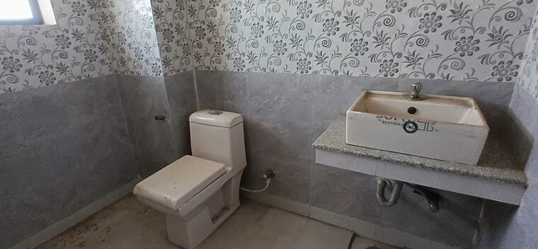 Washroom, okhla industrial estate phase 1 Commercial Office Space 2500 Sq.Ft. In Okhla Industrial Estate Phase 1 Delhi 9792642