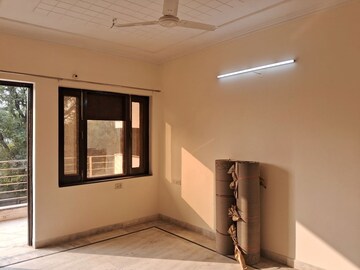 Room in 3 BHK Builder Floor at Vipul World Floors, Sector 48 – for Rent