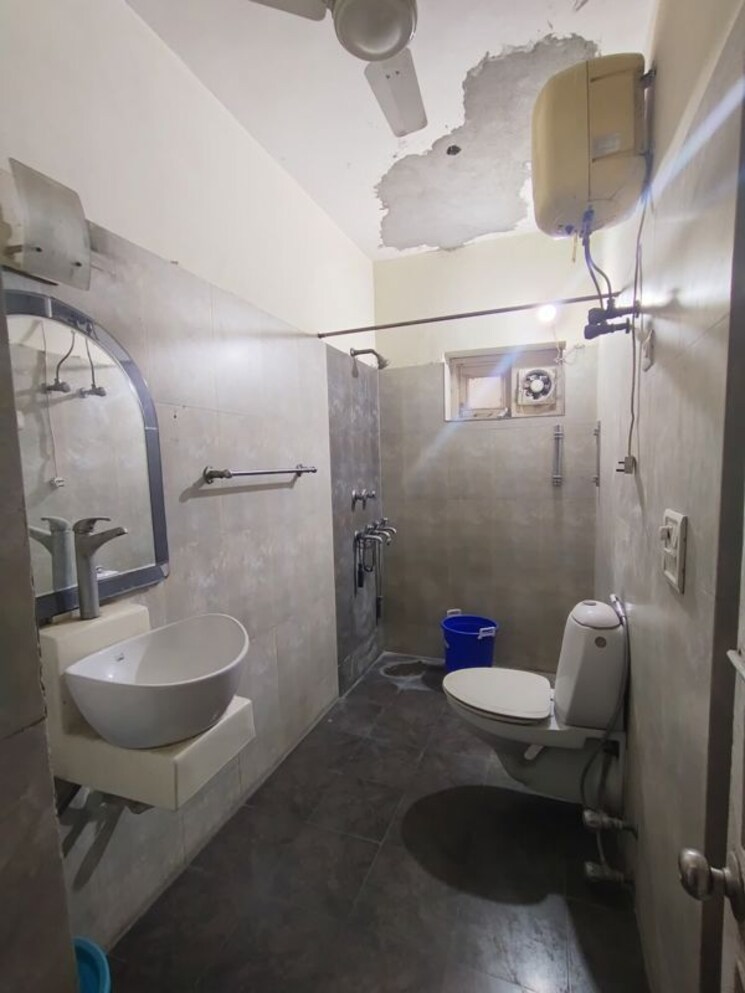 Bathroom, kailash colony 3 Bedroom 2700 Sq.Ft. Builder Floor In Kailash Colony Delhi 9792762