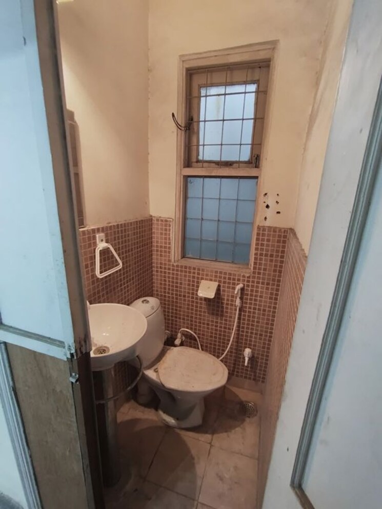 Bathroom, kailash colony 3 Bedroom 2700 Sq.Ft. Builder Floor In Kailash Colony Delhi 9792762