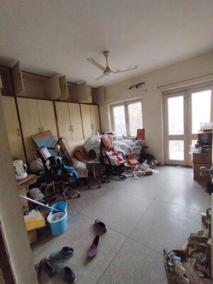 Parking in 3 BHK Builder Floor at Kailash Colony – for Rent