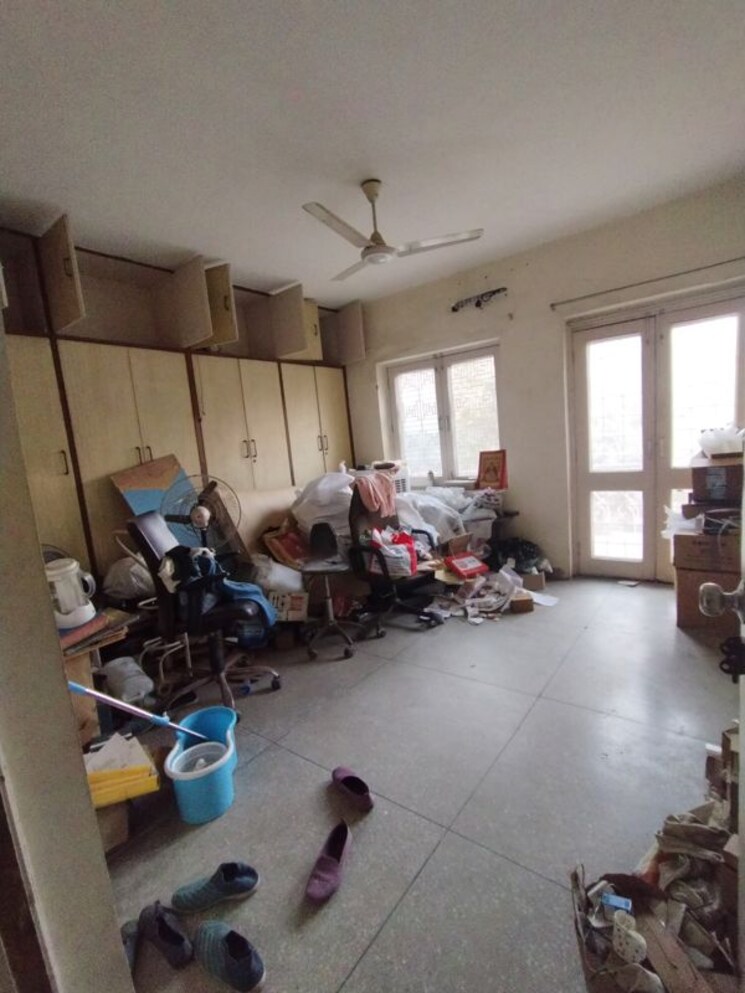  Parking, kailash colony 3 Bedroom 2700 Sq.Ft. Builder Floor In Kailash Colony Delhi 9792762