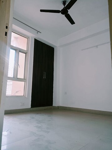 Room in 2 BHK Apartment at Supertech Cape Town, Sector 74 – for Rent