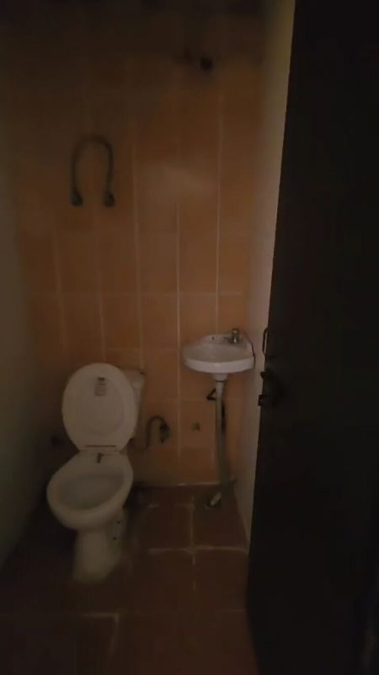 Bathroom, saviour-greenisle 3.5 Bedroom 1800 Sq.Ft. Apartment In Sain Vihar Ghaziabad 9792886