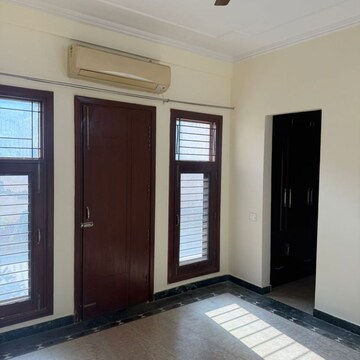 Room in 3 BHK Builder Floor at Sector 31 – for Rent