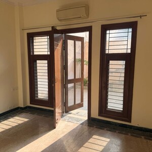 Room in 3 BHK Builder Floor at Sector 31 – for Rent