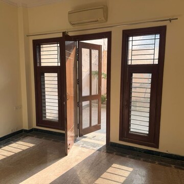 Room in 3 BHK Builder Floor at Sector 31 – for Rent