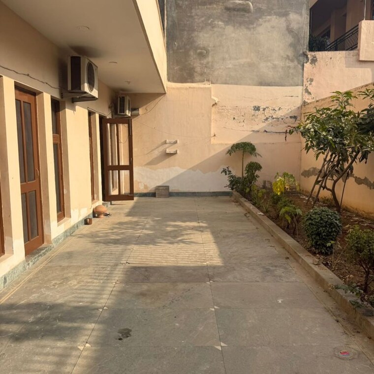 Balcony, sector 31 3 Bedroom 262 Sq.Yd. Builder Floor In Sector 31 Gurgaon 9793168