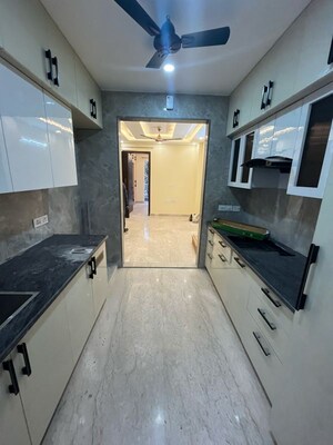 Kitchen in 2 BHK Builder Floor at Dlf Phase I – for Rent