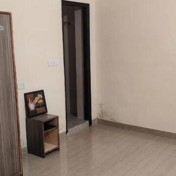 Room in 3 BHK Builder Floor at Sector 31 – for Rent