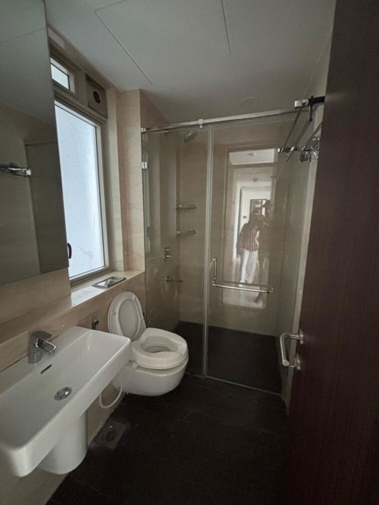 Bathroom, lodha-kiara 2 Bedroom 950 Sq.Ft. Apartment In Worli Mumbai 9793387