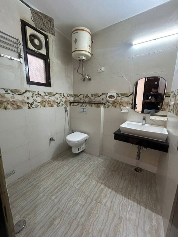 Bathroom, saket 3 Bedroom 1500 Sq.Ft. Builder Floor In Saket Delhi 9793834