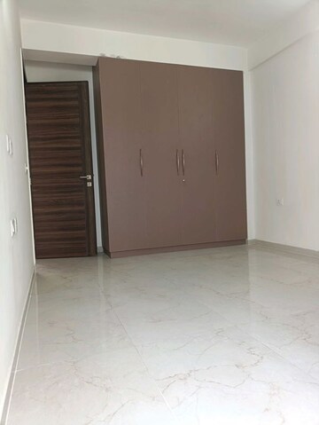 Room in 3 BHK Apartment at Smart World Orchard, Sector 61 – for Rent