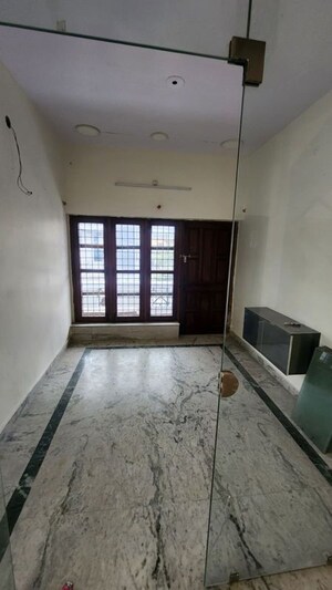 Room in 3 BHK Independent House at Krishna Nagar – for Rent