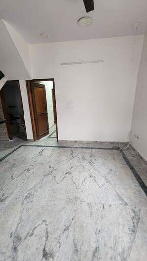 Room in 3 BHK Independent House at Krishna Nagar – for Rent