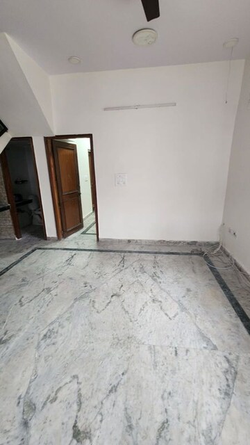 Room in 3 BHK Independent House at Krishna Nagar – for Rent