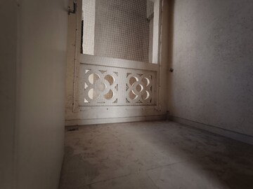 Room in 2 BHK Apartment at Hiranandani Fortune City, New Panvel – for Rent