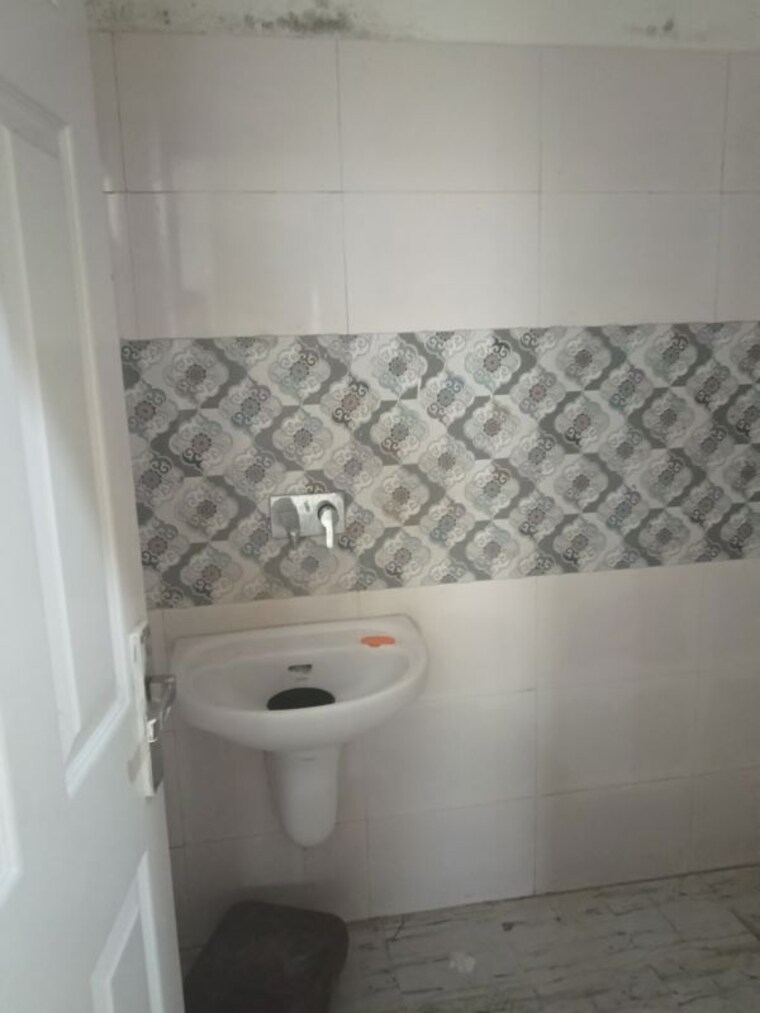 Bathroom, ghazipur 2 Bedroom 100 Sq.Yd. Builder Floor In Ghazipur Zirakpur 9794035