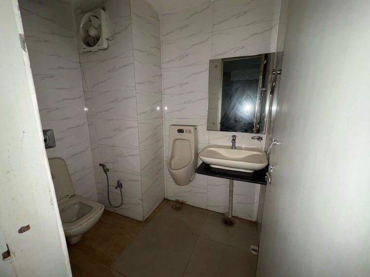 Bathroom, emaar-emerald-plaza Commercial Office Space 670 Sq.Ft. In Sector 65 Gurgaon 9794079