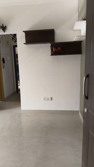 Room in 3 BHK Apartment at Oberoi Exquisite Goregaon, Goregaon East – for Sale