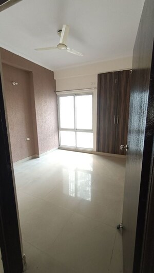 Room in 2 BHK Apartment at Antriksh Golf View, Sector 78 – for Rent