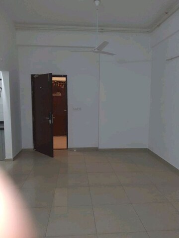 Room in 2 BHK Apartment at Amanora Future Towers, Hadapsar – for Rent