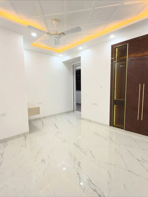 Room in 1.5 BHK Apartment at DLF Cyber SEZ, Sector 24 – for Rent