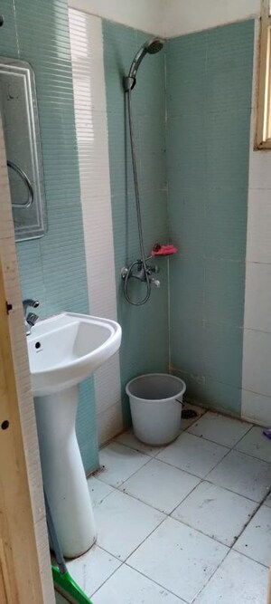 Bathroom in 2.5 BHK Apartment at Parsvnath Royale Floors, Uattardhona – for Rent
