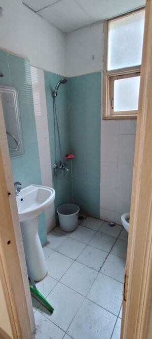 Bathroom in 2.5 BHK Apartment at Parsvnath Royale Floors, Uattardhona – for Rent