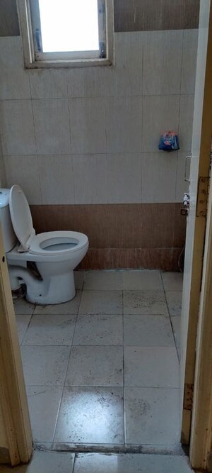 Bathroom in 2.5 BHK Apartment at Parsvnath Royale Floors, Uattardhona – for Rent
