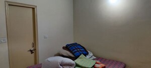 Bedroom in 2.5 BHK Apartment at Parsvnath Royale Floors, Uattardhona – for Rent