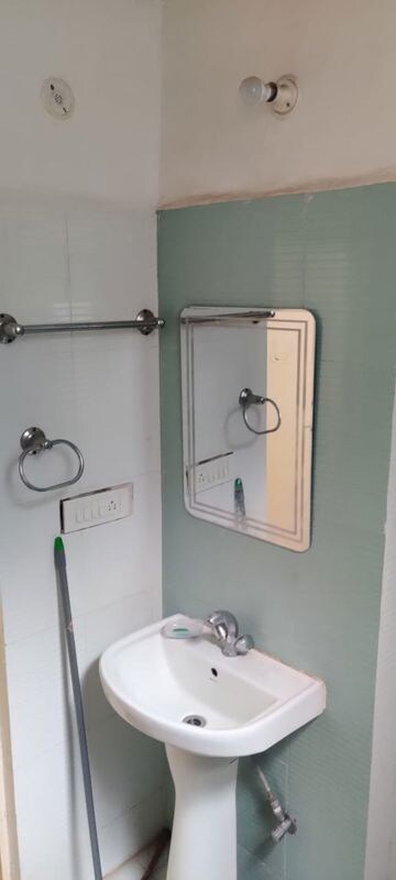 Furnished Amenities in 2.5 BHK Apartment at Parsvnath Royale Floors, Uattardhona – for Rent