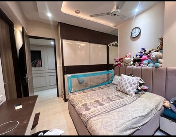 Master Bedroom in 2 BHK Apartment at Lodha Parkside, Worli – for Rent