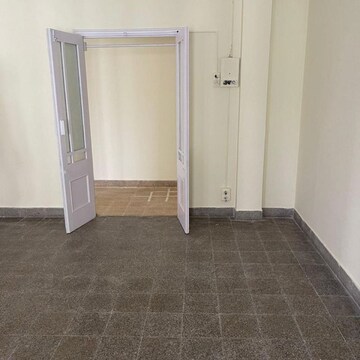 Room in 3 BHK Apartment at Churchgate – for Sale