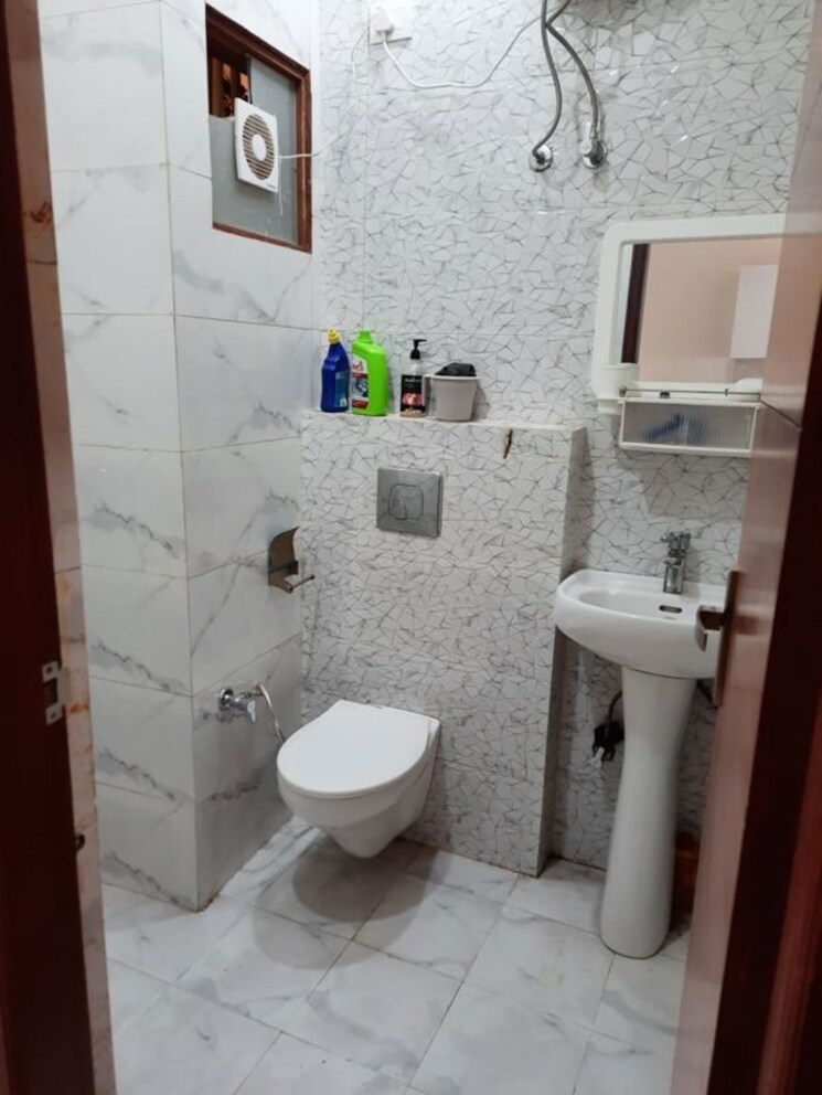 Bathroom, kishanpura 3 Bedroom 110 Sq.Yd. Builder Floor In Kishanpura Zirakpur 9794535
