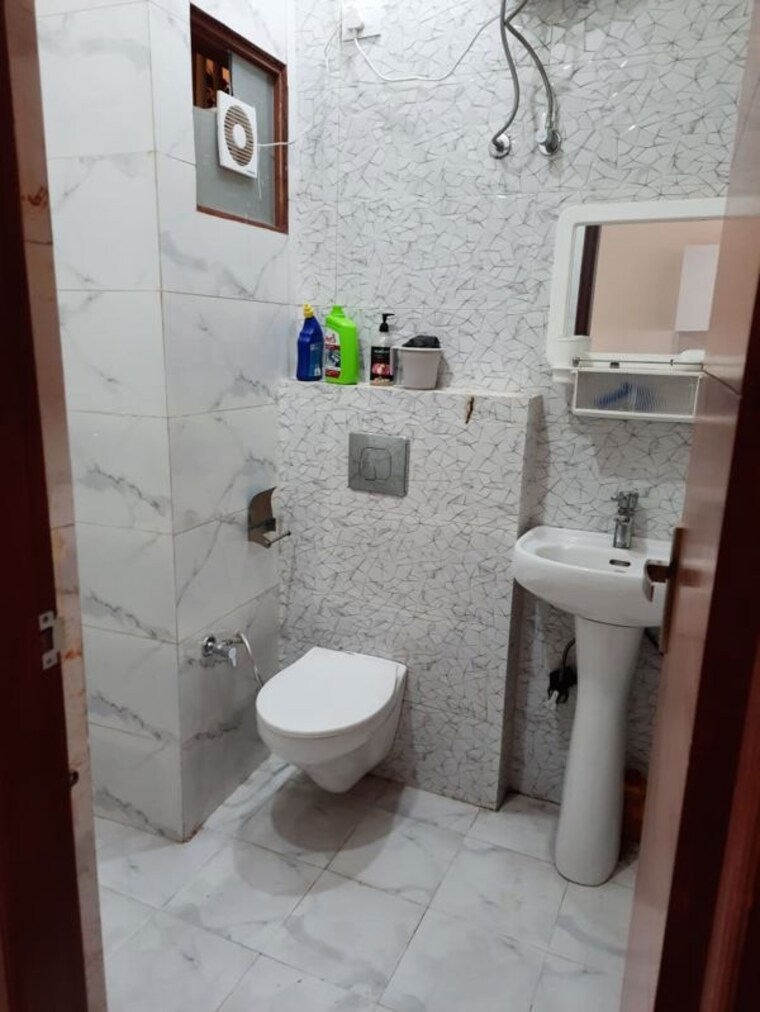 Bathroom, kishanpura 3 Bedroom 110 Sq.Yd. Builder Floor In Kishanpura Zirakpur 9794535