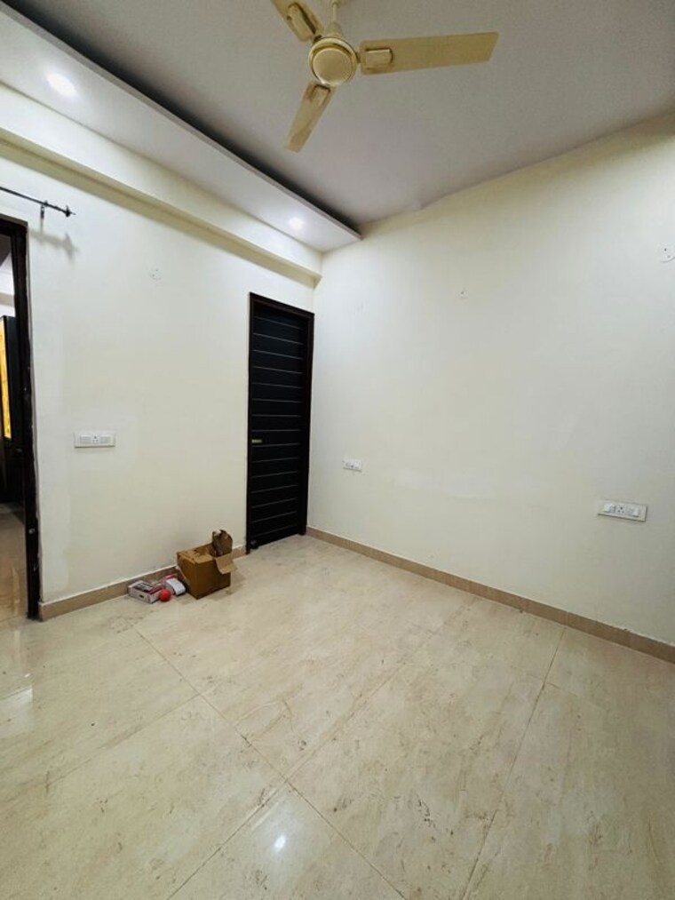 Room, kishanpura 3 Bedroom 110 Sq.Yd. Builder Floor In Kishanpura Zirakpur 9794525