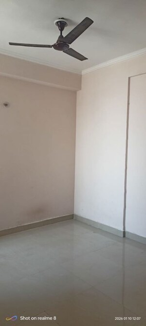 Room in 2.5 BHK Apartment at Amrapali Centurian Park, Tech Zone 4 Greater Noida – for Rent