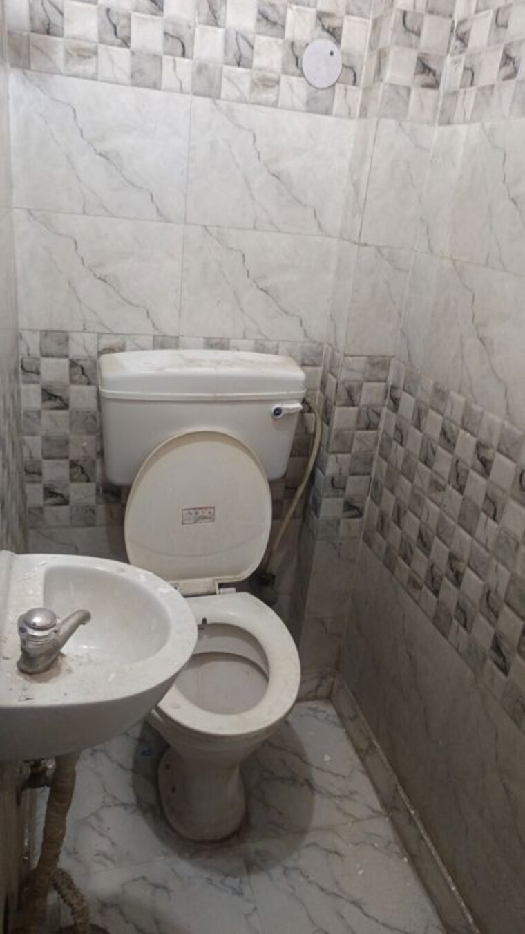 Bathroom, patel nagar 1 RK 350 Sq.Ft. Builder Floor In Patel Nagar Delhi 9794556
