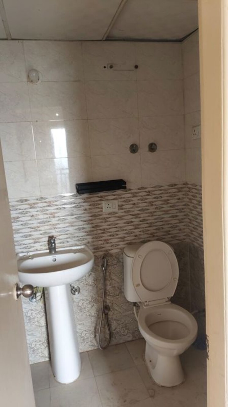 Bathroom, gaur-city-5th-avenue 2 Bedroom 955 Sq.Ft. Apartment In Sector 4 Greater Noida Greater Noida 9788163