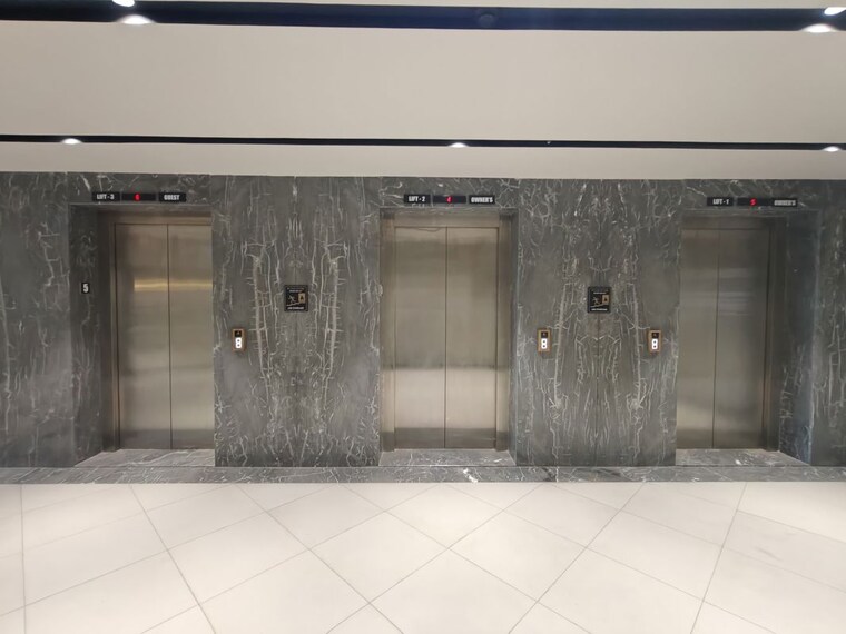 Room, piplod Commercial Office Space 750 Sq.Ft. In Piplod Surat 9794211