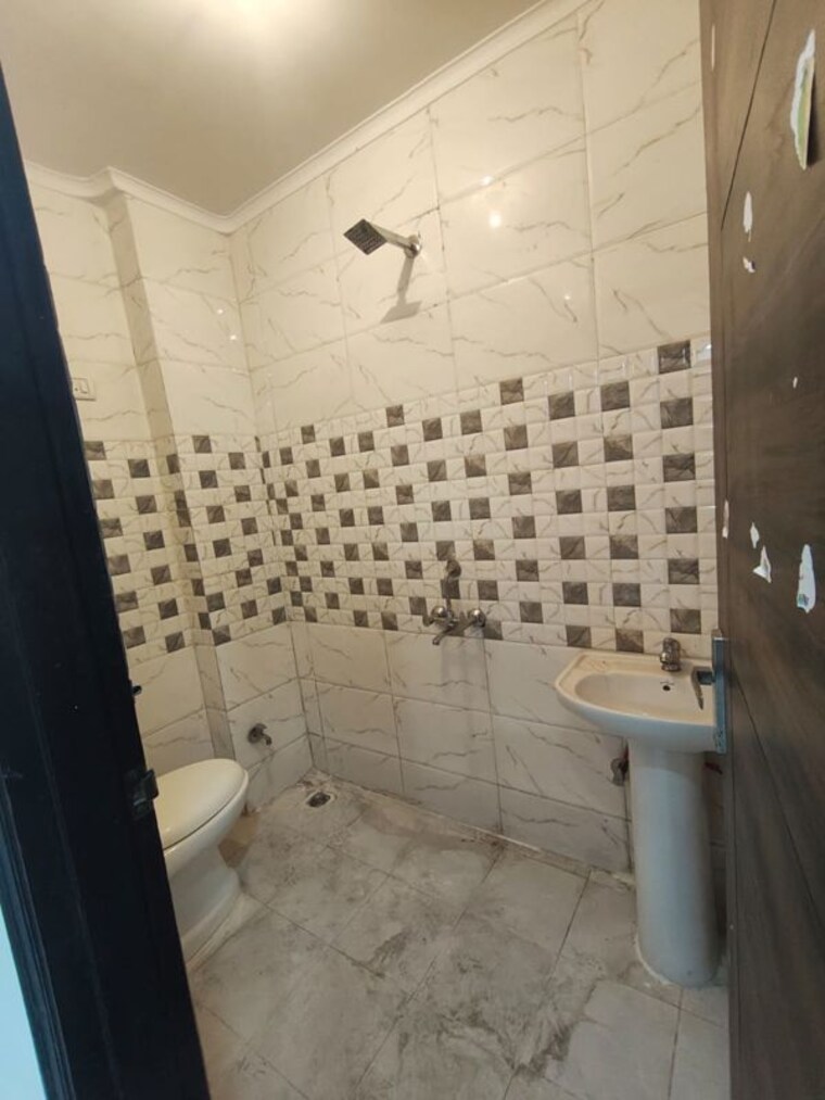 Bathroom, govindpuri 3 Bedroom 100 Sq.Yd. Builder Floor In Govindpuri Delhi 9794700