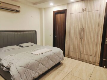 Bedroom in 4 BHK Builder Floor at Sector 43 – for Rent