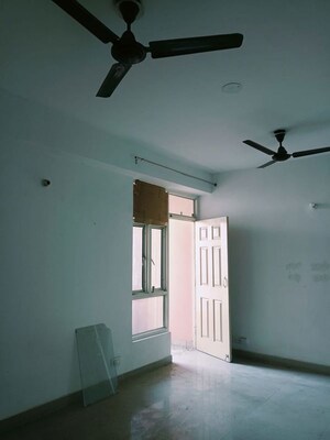 Room in 2 BHK Apartment at Supertech Cape Town, Sector 74 – for Rent