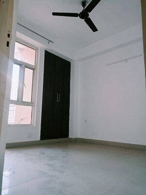 Room in 2 BHK Apartment at Supertech Cape Town, Sector 74 – for Rent