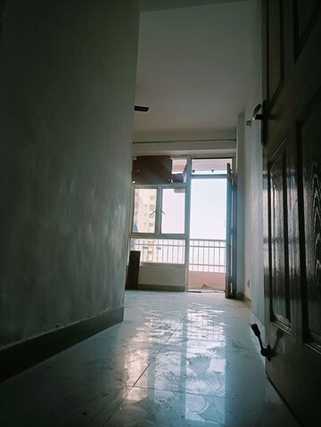 Room in 2 BHK Apartment at Supertech Cape Town, Sector 74 – for Rent